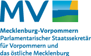 Logo des Vorpommern Fonds. Oben groß MV, daneben ein stilistisches BIld der Landschaft (Himmel, Wasser, Wiesen als hell-, dunkelblaue und grüne Wellen, im Himmel eine gelbe Sonne). Darunter Text: Mecklenburg-Vorpommern Parlamentarischer Staatssekretär für Vorpommern und das östliche Mecklenburg.