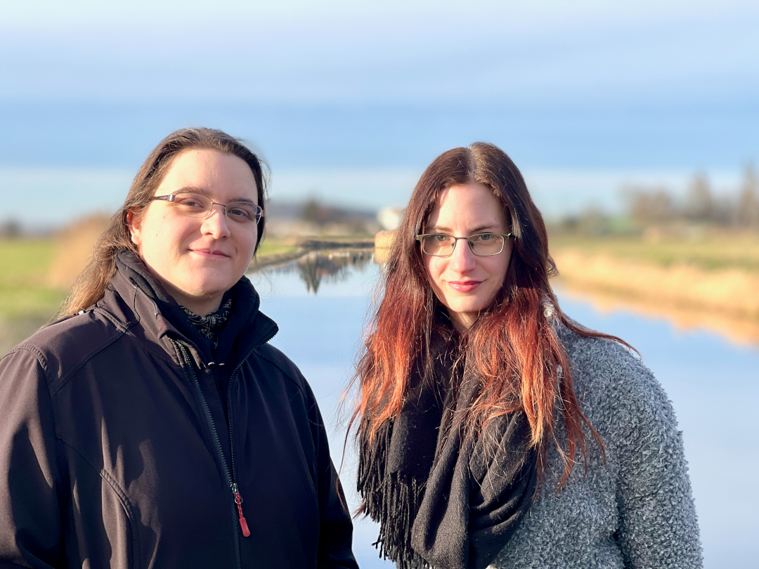 Portrait von Anne und Pia vor der verschwommenen Tollense