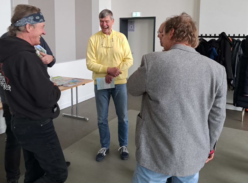 Gesprächsrunde Rockscheune, Günter Kotterba und Guilty Verlag in der die Leute lachen.