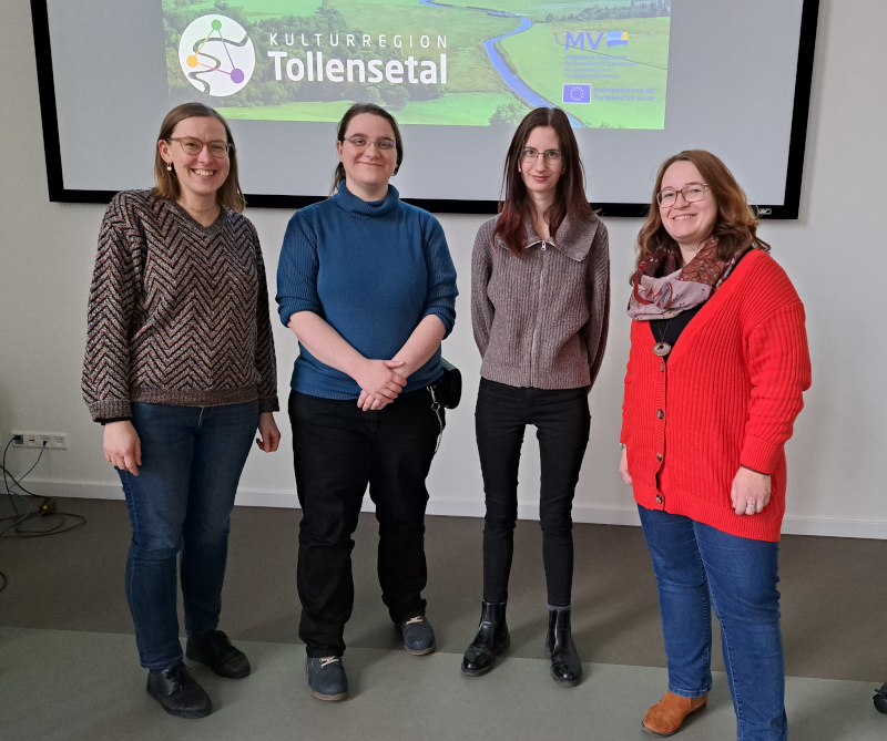 Gruppenfoto vor der Leinwand mit KwiT-Logo. V.l.n.r. Anne Wanitschek, Anne Zandt, Pia Schulze, Judith Logall