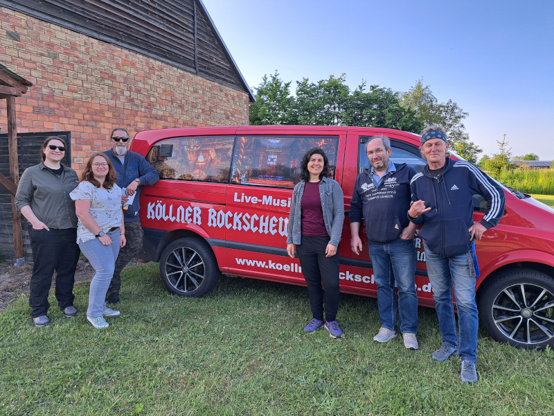 Kleines Gruppenfoto vor dem Van der Köllner Rockscheune