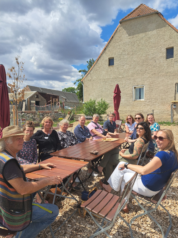 Gruppenfoto an mehreren Tischen des Dorfladens in Broock.